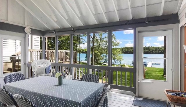 Lakefront Bliss: Spacious Home on Lake Ann perfect for Large Family 25 min to TC