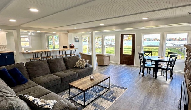 Lakefront Cabin, Sleeps 14, Golf, Hiking, Fishing, Fire Pit, Fall Colors