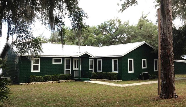 Lakefront Cottage with a Private Dock near Ocala National Forest in Orange Springs, Florida