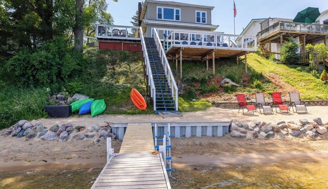 Lakefront Cottage- big enough for your family, plus more!