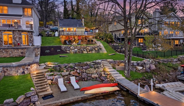 Lakefront Couples Escape | Dock Kayaks Firepit