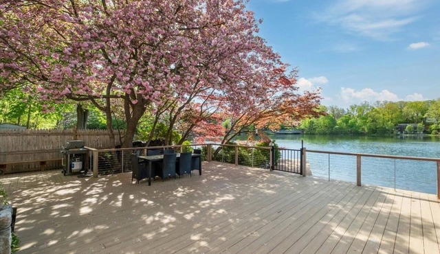 Lakefront Escape Sauna 1 Hr from NYC 3 spacious bedrooms