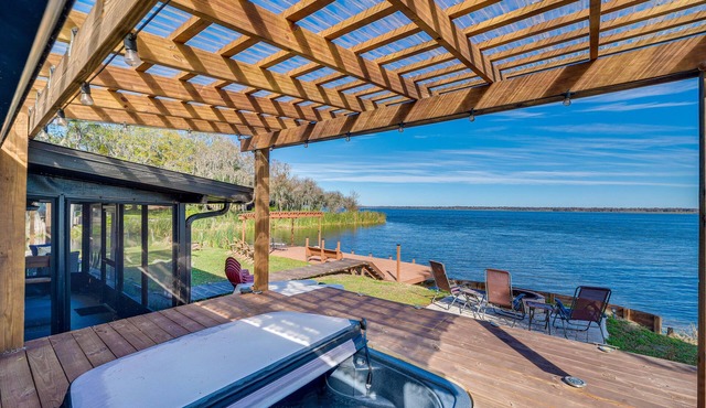 Lakefront Florida Retreat w/Dock & Kayaks