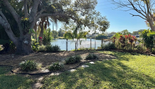 Lakefront Getaway - Coffee Bar + Screened Lanai