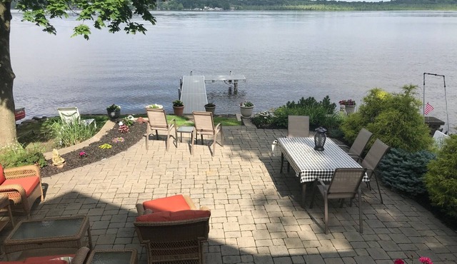 Lakefront Home 3200 Sq' - 5 Queen Beds + Twin