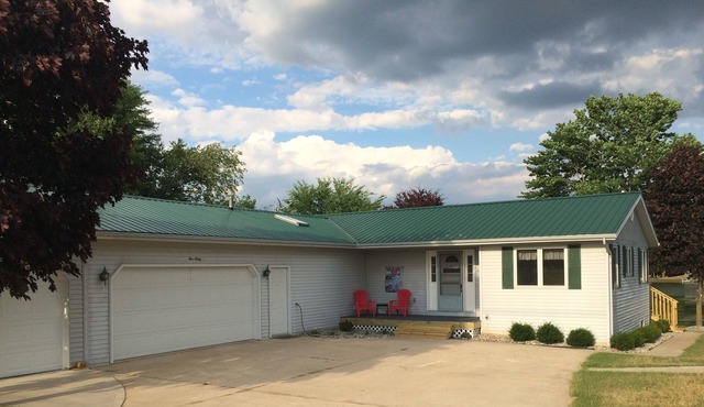 Lakefront Home With Large Private Yard, Sandy Beach, Kayak and Rowboat Included.