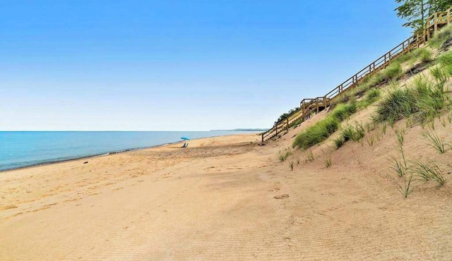 Lakefront house on 5 acres with gorgeous lake views, private beach, kayaks