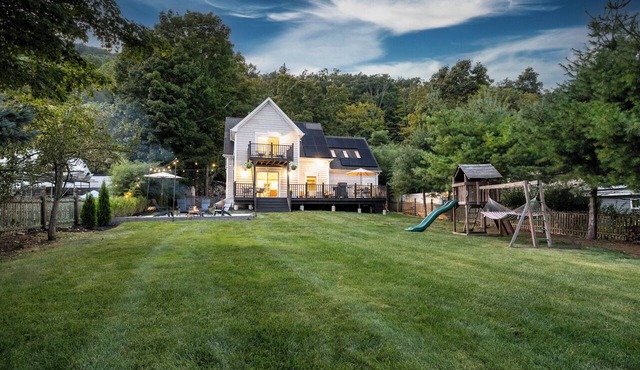 Lakefront Oasis 50mi from NYC. Direct Lake Access. Private Dock, Kayaks, Hot Tub