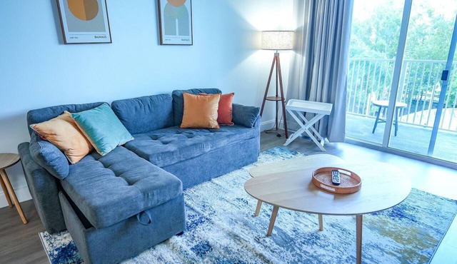 Lakefront resort condo w/balcony, pool, jacuzzi & arcade fun!
