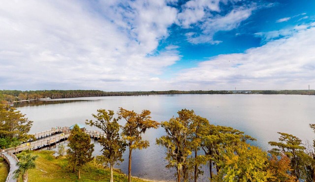 Lakefront retreat near attractions with lake view, AC, WiFi, pool, hot tub & gym