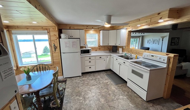 LAKEFRONT, SECOND-FLOOR, IMMACULATE SUITE with SPECTACULAR VIEWS in Arbor Vitae