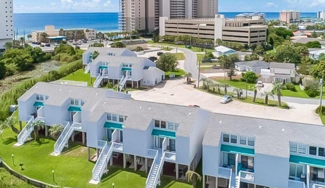 Lakefront townhome near great attractions with beach access pool & amazing view