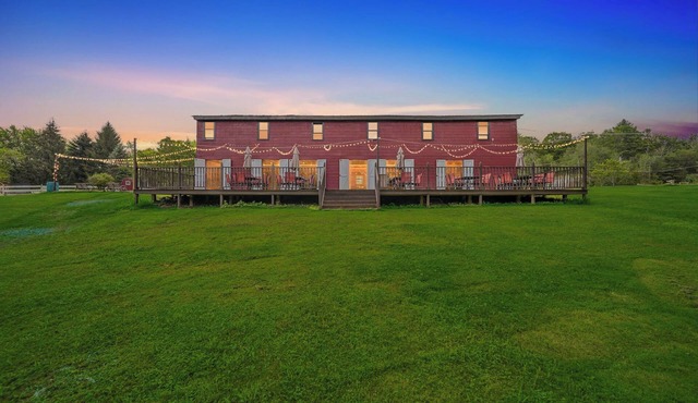 Lakeside Barn Estate- 3 Cozy Homes+Pool+Hot Tub!