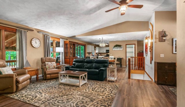 Lakeside Getaway includes Hot Tub (pet friendly)