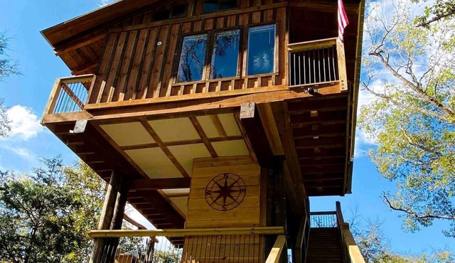 Lakeside Treehouse Rental with Hot Tub for Georgia Glamping
