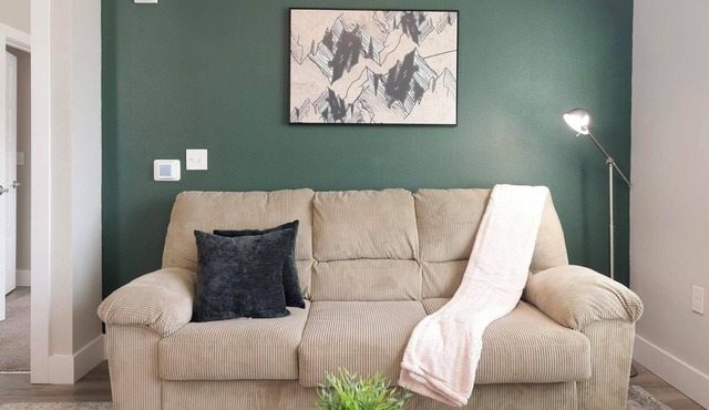 Landing | Chic 1BD, Pool, Gym