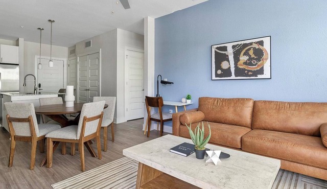 Landing | Chic 2BD, Gym