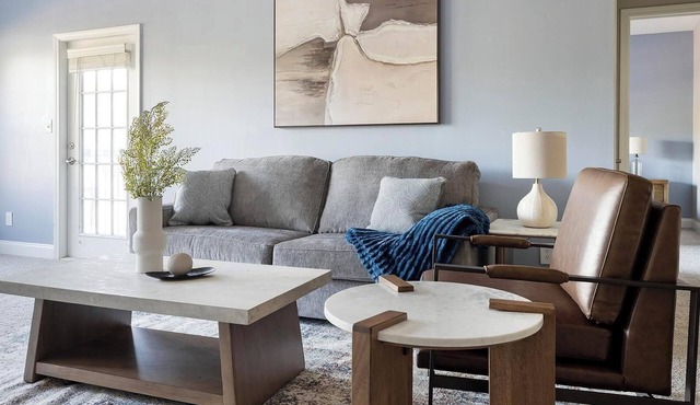 Landing | Chic 2BD, Gym, Tennis Court