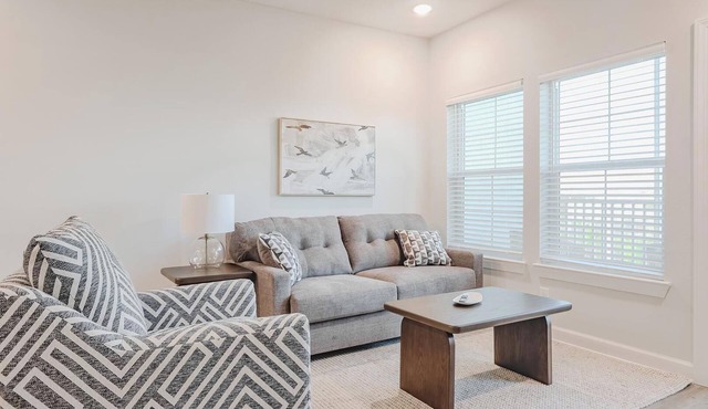 Landing | Chic 2BD, Pool
