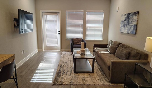 Landing | Spectacular 2BD, Gym, Pool