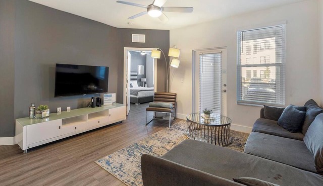 Landing | Stunning 2BD, Gym, Pool