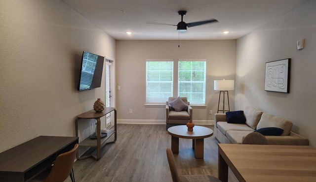 Landing | Stunning 3BD, Pool, Gym