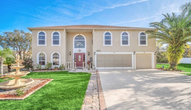 Large 5 Bedroom Property Close to All The Attractions