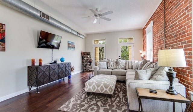 Large Loft w/Balcony, Shared Patio w/Hot Tub, BBQ
