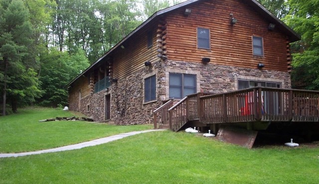 Large Modern Cabin with Hot Tub Tucked in Woods