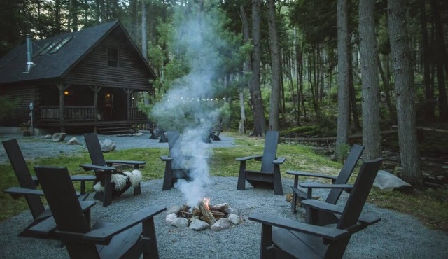 Little River: Waterfront Sauna & Chic Log Cabin
