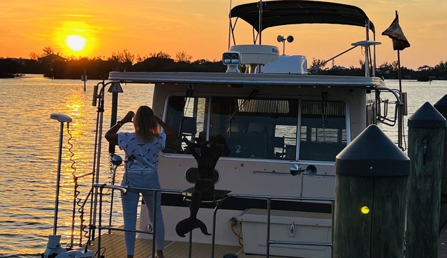 Live on the water in a Sarasota Houseboat in a beautiful setting.
