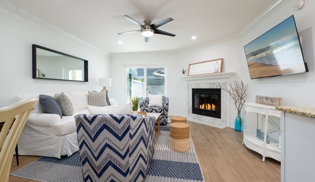 Location! Location! Location! BEACH, Shopping, Park, All 3 min walk! Super Clean