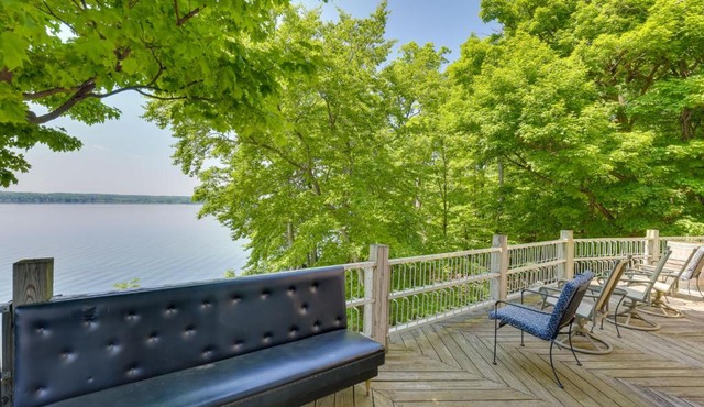 Lockes Glen - Lakefront Geneva Getaway with Dock!