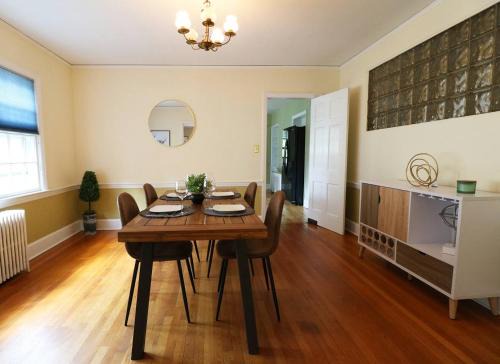 Lofty Elegant Home Downtown Princeton 3BR