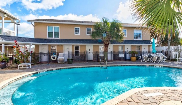 Lovely 2 bedroom condo in the heart of Flagler