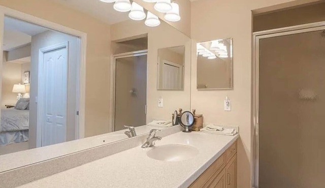 Lovely 2-bedroom condo in Naples with WiFi and AC and Golf membership availabl.