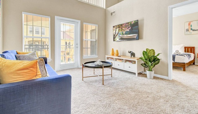 Lovely 3BDLoft with Pool/King bed/Central Location