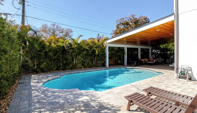 Lovely 4-bedroom Pool house in vibrant Tampa