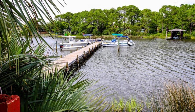 Lovely condo with pool sauna & dock - across the street from beach