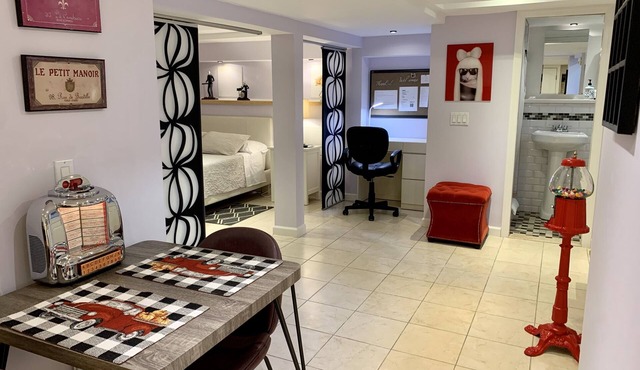 Lovely petite studio, walk to LIRR and Bell Blvd.