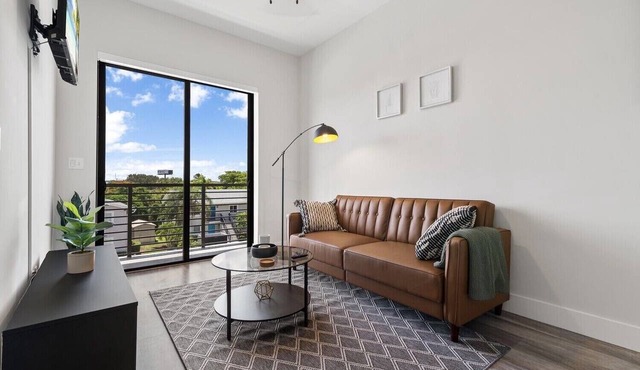 Lux King Suite|EV|Onsite Gym|Near PBI, Beach, Hospitals & shopping