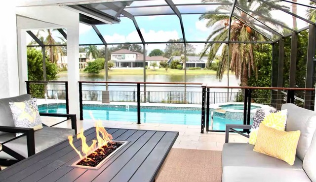 LUXE Lakeside Living w/Pool & Spa, 3 Kings, Grill