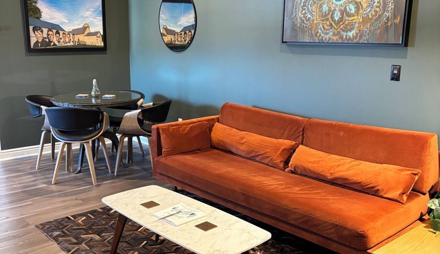 Luxe Loft 2 on Main St.Steam Shower, ZeroG King Bed, Designer Kitchen, Elevator!