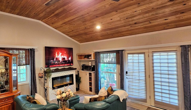 Luxe Studio Vaulted Ceilings-Private Entry-Parking