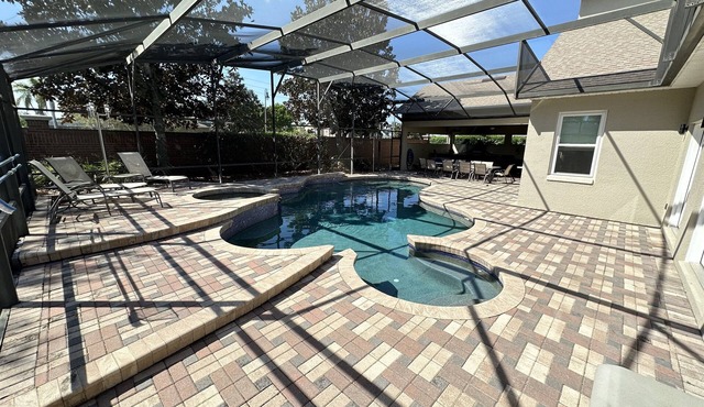 Luxurious Getaway Pool Hot Tub Theater Gym Outdoor Kitchen BBQ 2 Miles to Disney