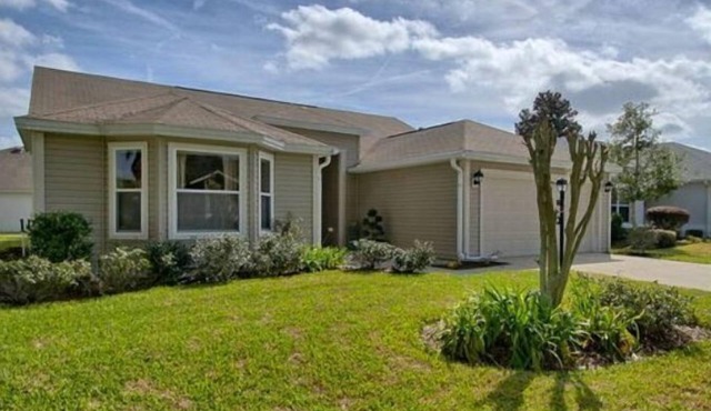 Luxurious Home in The Villages: 3 BR/3 BA Just updated