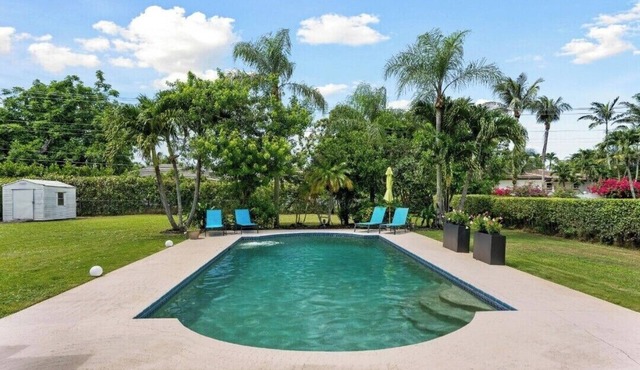 Luxurious home wirh private pool in beautiful Delray Beach upscale neighborhood