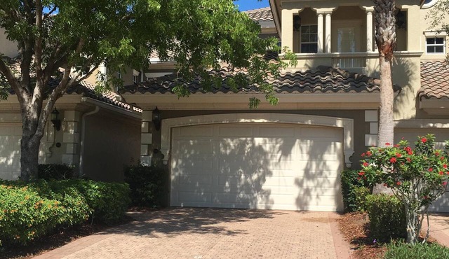 Luxurious Lakeview Coach Home in Award Winning Fiddler's Creek