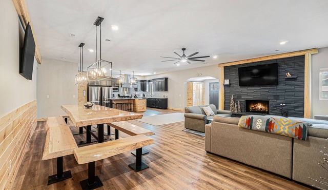 Luxurious Lodge w/4-lane bowling ally, great location next to lakes & trails