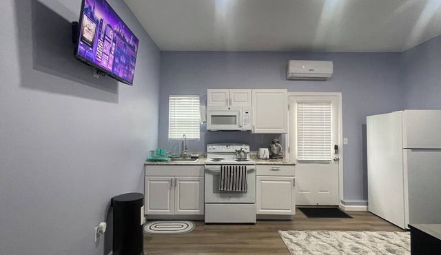 Luxurious, pristine apartment near country club, perfect for a splendid getaway!